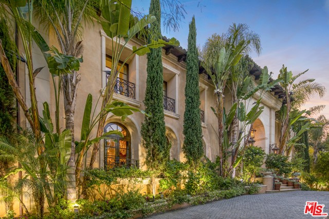 Facade in a $250,000 per month Beverly Hills home for rent