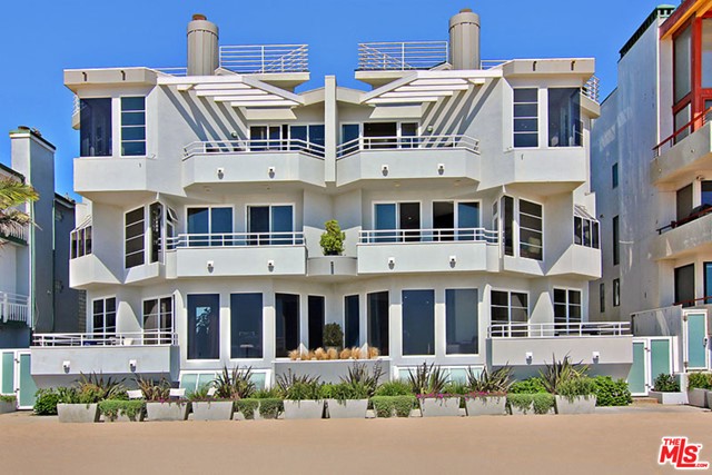 Facade in a $29,500 per month Marina del Rey home for rent