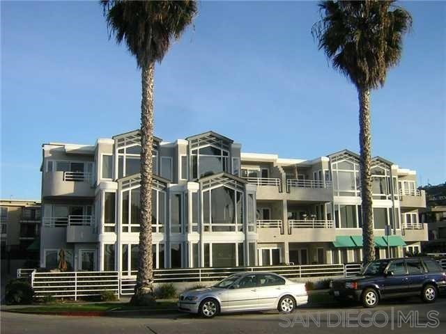 Facade in a $10,000 per month La Jolla home for rent